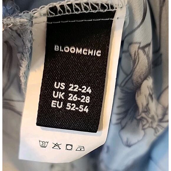Bloomchic Floral Print V Neck Blouse Size 22/24 Blue White - Picture 5 of 6
